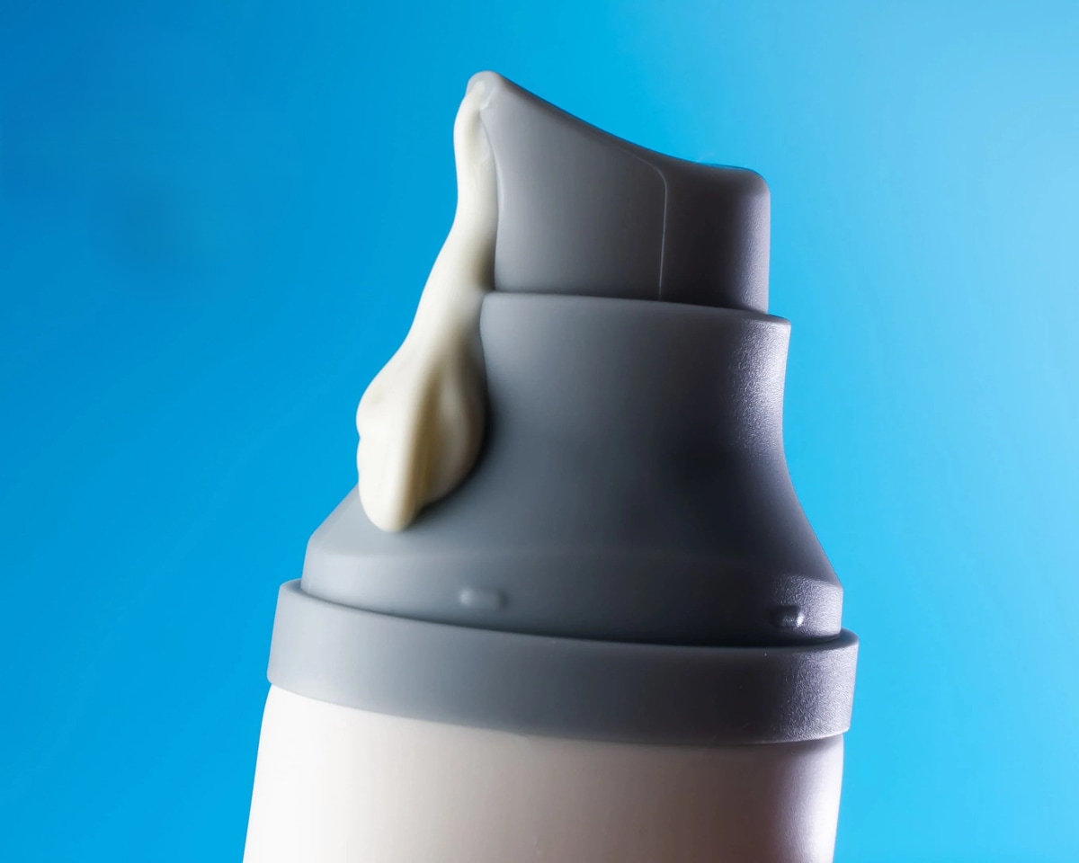 SKIN1004 Madagascar Centella Hyalu-Cica Water-Fit Sun Serum (SPF50+ PA++++) - Imagen 2