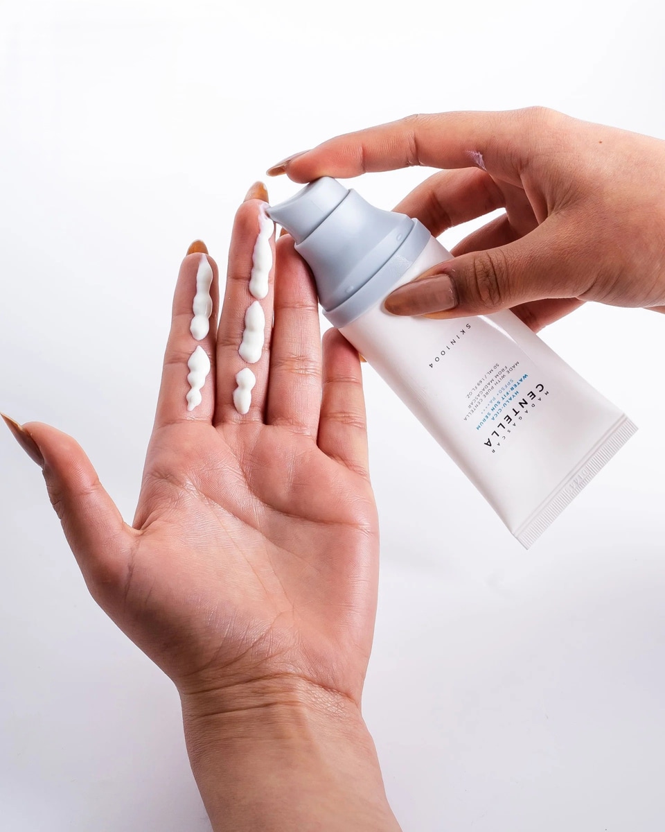 SKIN1004 Madagascar Centella Hyalu-Cica Water-Fit Sun Serum (SPF50+ PA++++) - Imagen 3